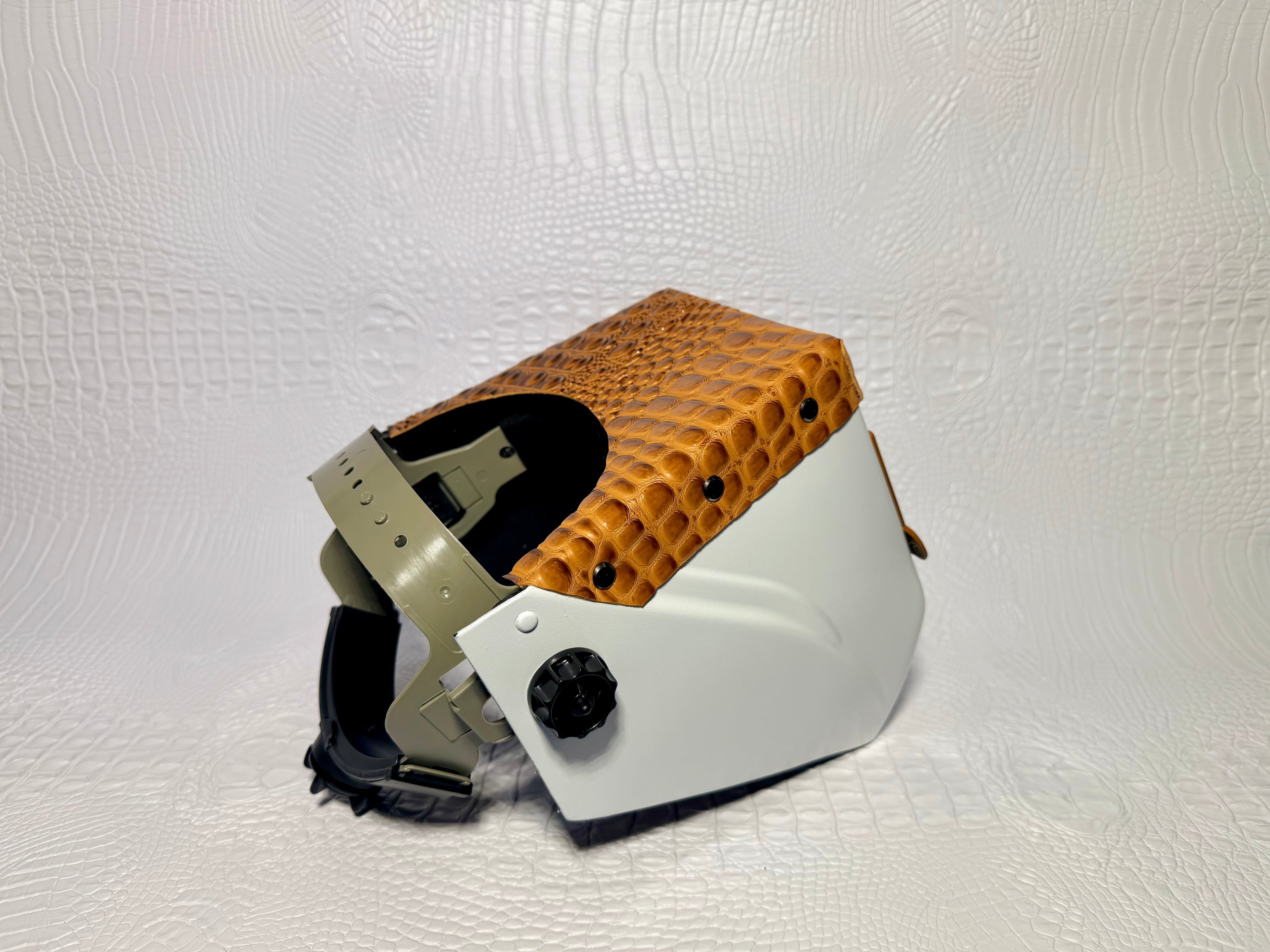 White hood, Caramel Flip, Gingerbread Gator