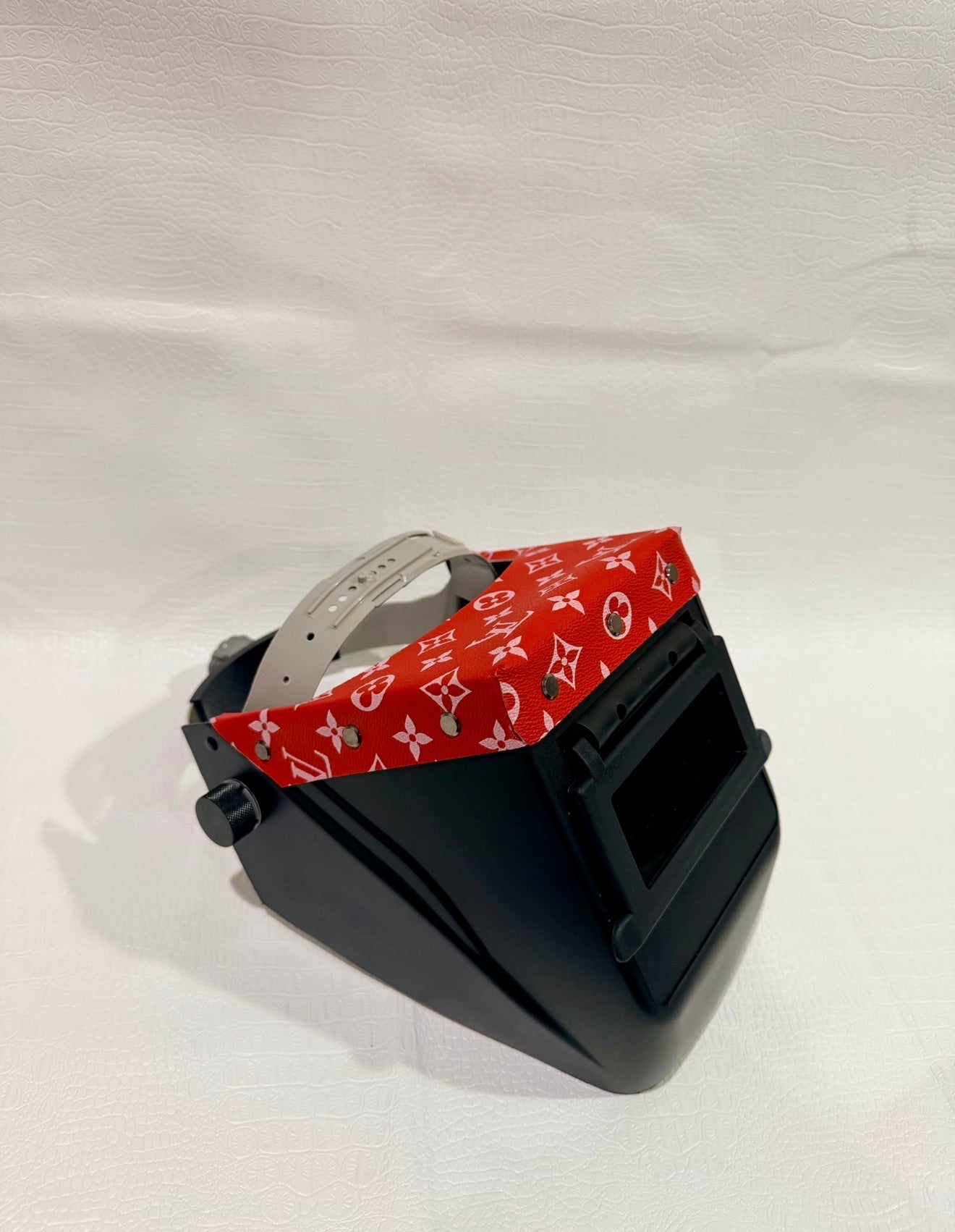 Black hood, Black Flip, Red LV